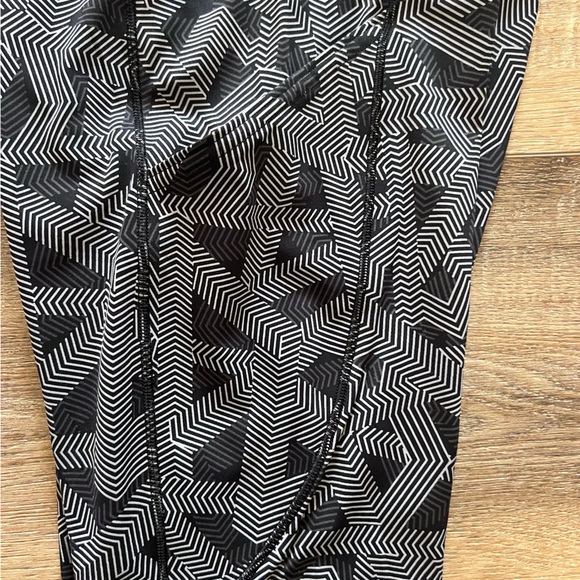 lululemon athletica Black & White Geometric Print Leggings - Picture 3 of 4